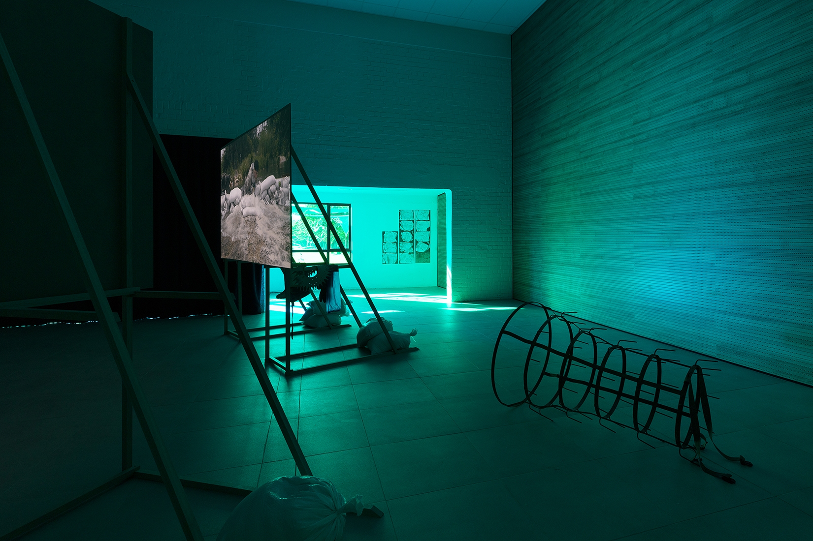 https://abrideswardt.com/files/gimgs/th-81_Installation view Abri de Swardt, Kammakamma (2022-2024), Synchronised two-channel projection, configurable screens, sand from Macassar Dunes, and costumes, 16’54 min 7.jpg